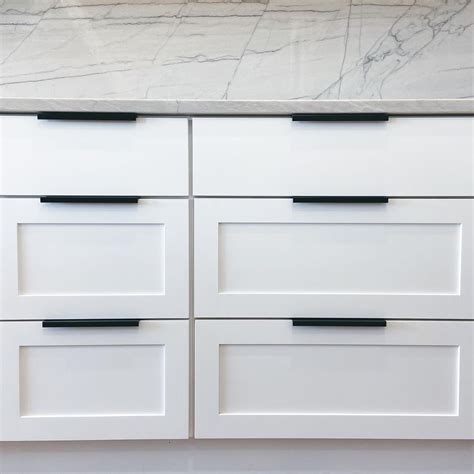 shaker cabinets with edge pulls